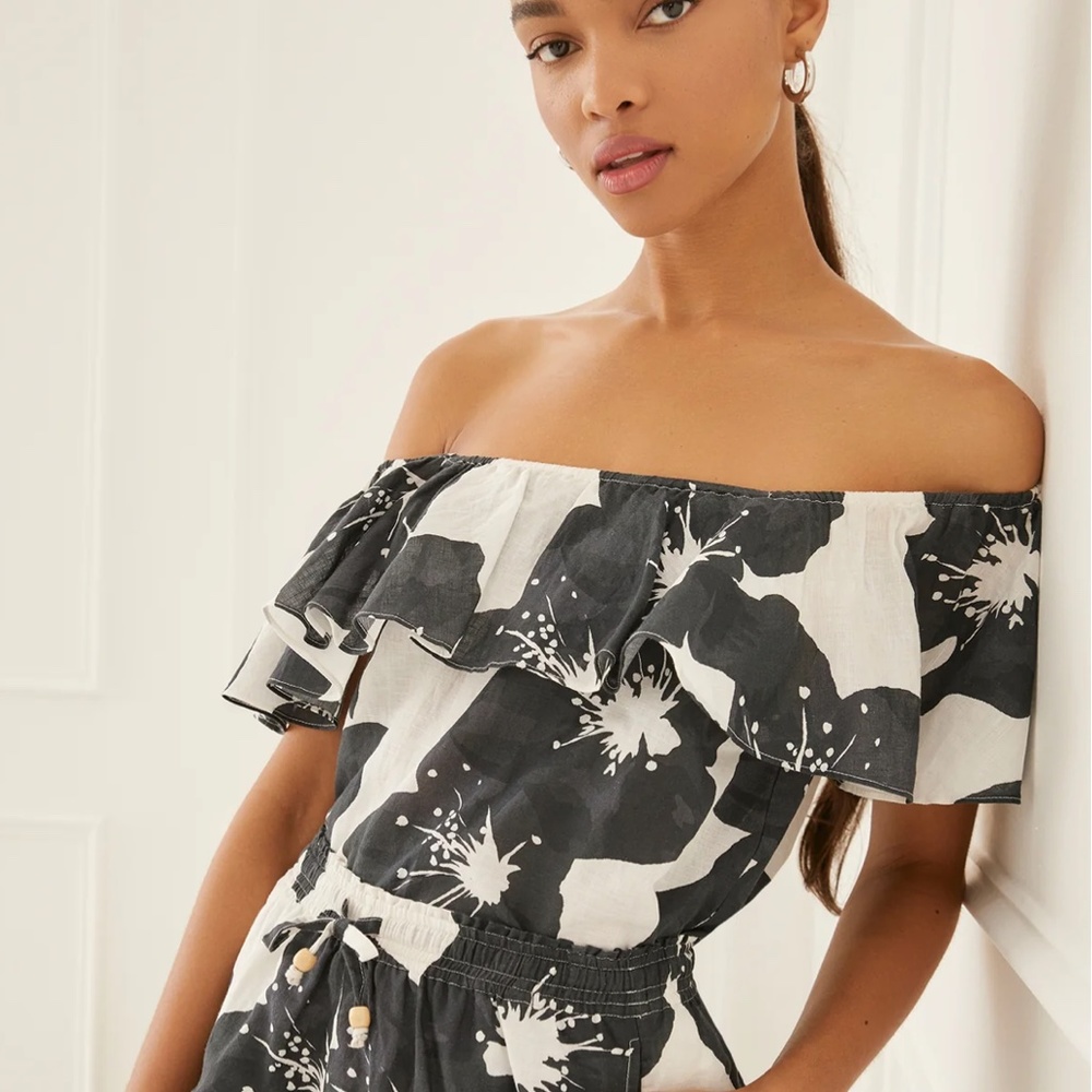Something Navy Size Small Black and White Floral Top
